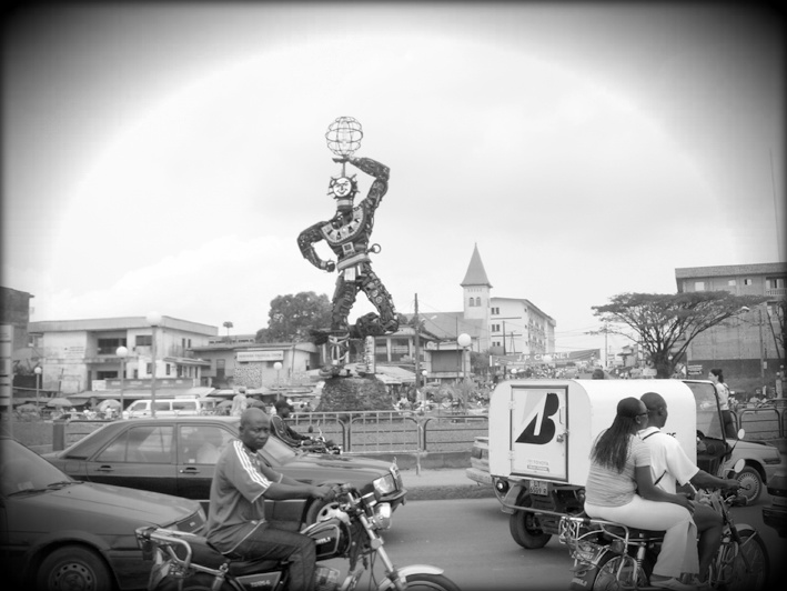 La Nouvelle Libert&eacute; par Joseph-Francis Sum&eacute;gn&eacute;, Douala, 1996 / Photo by Kamiel Verschuren/ Courtesy doual'art / via Wikimedia Commons, CC-BY-SA-3.0